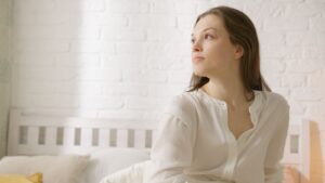 白いシャツを着てリラックスする女性