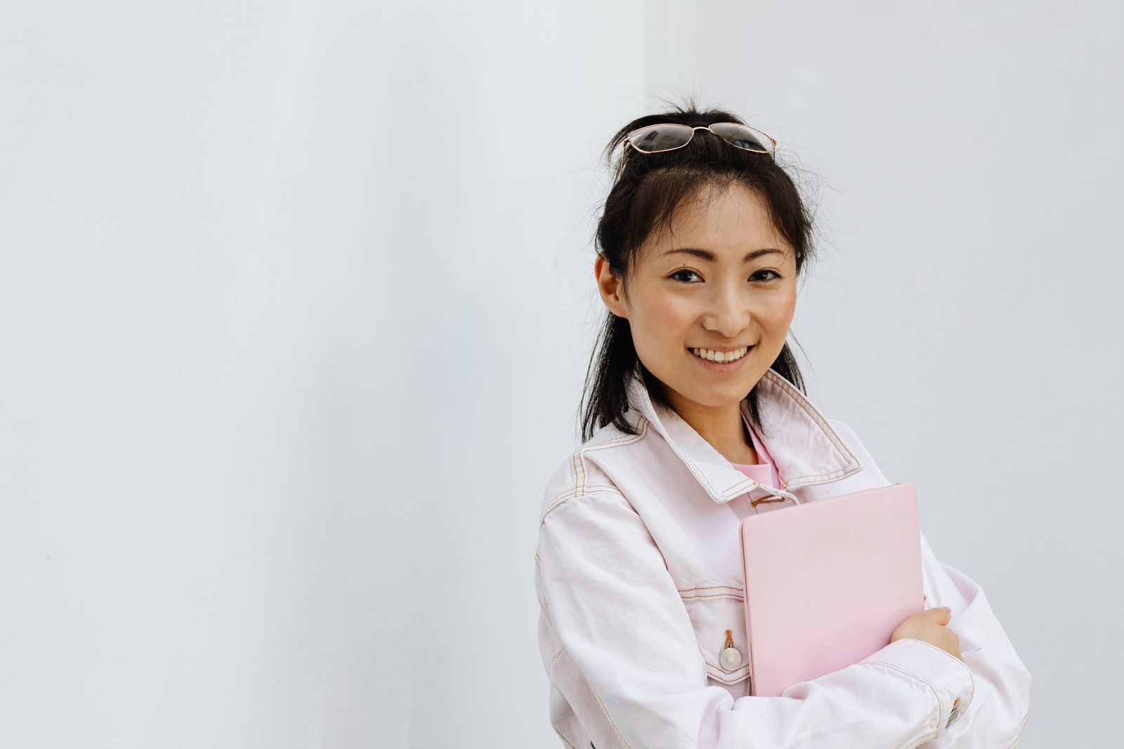 自分に合うシャンプーを選んでいる女性